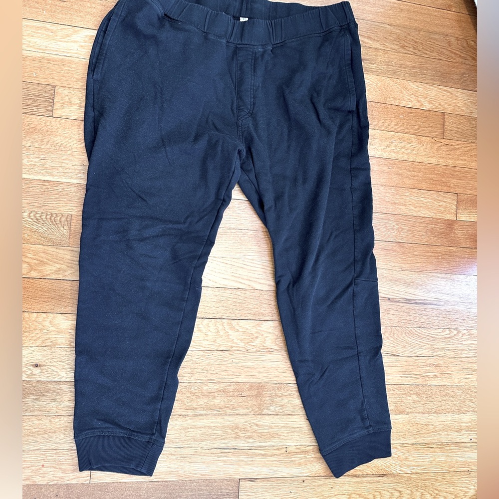 Men’s Travis Matthew black sweatpants